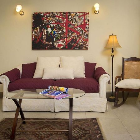 Ground Floor Apartment Located In Hometown, 5 Min Walk To The Beach セントジェームス エクステリア 写真