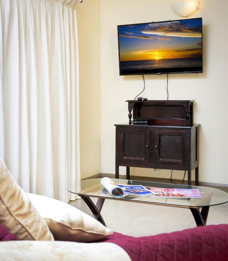 Ground Floor Apartment Located In Hometown, 5 Min Walk To The Beach セントジェームス エクステリア 写真