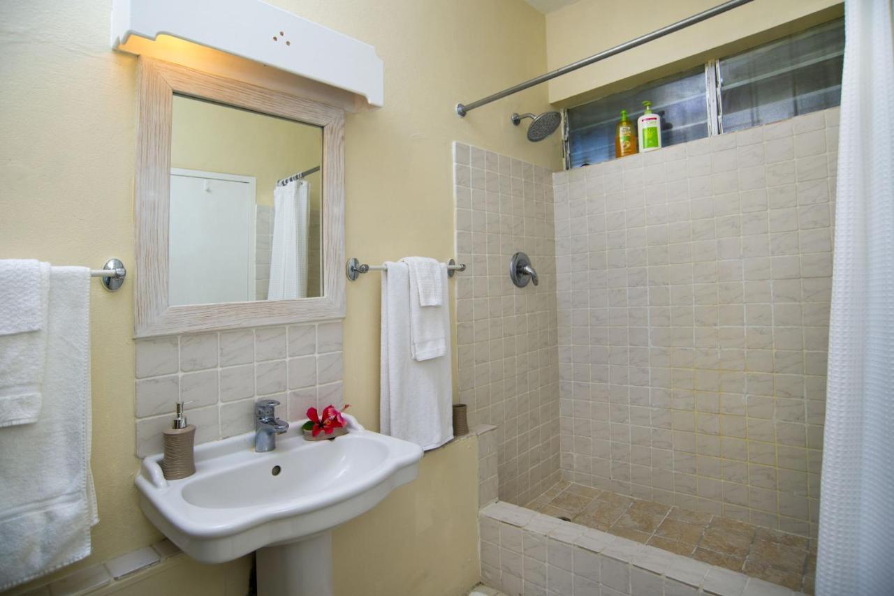 Ground Floor Apartment Located In Hometown, 5 Min Walk To The Beach セントジェームス エクステリア 写真