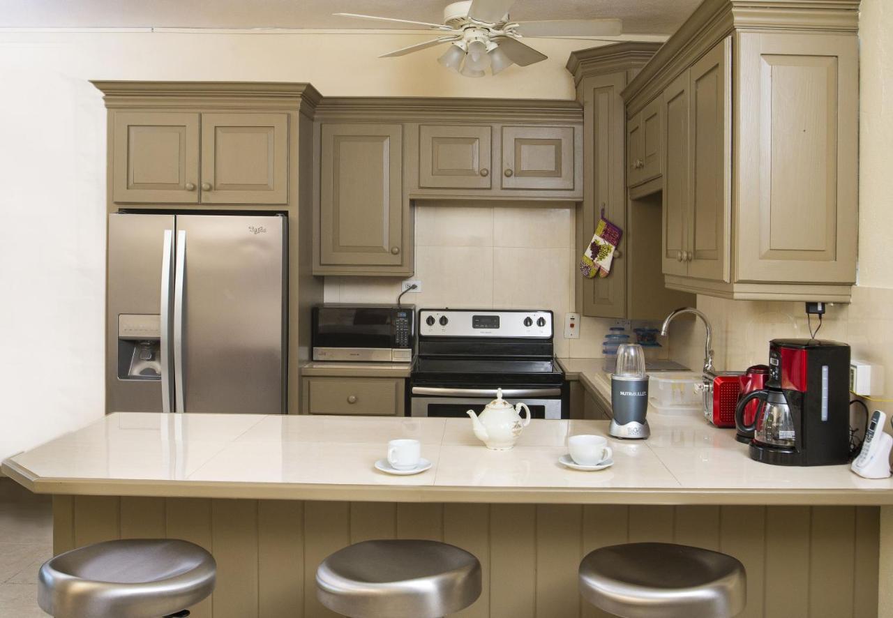 Ground Floor Apartment Located In Hometown, 5 Min Walk To The Beach セントジェームス エクステリア 写真